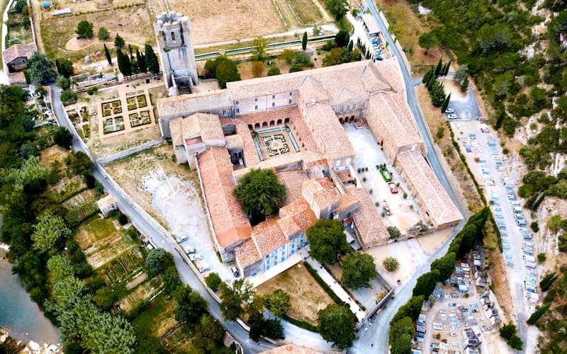 Vue aérienne de l'abbaye de Lagrasse © JackF / Adobe Stock