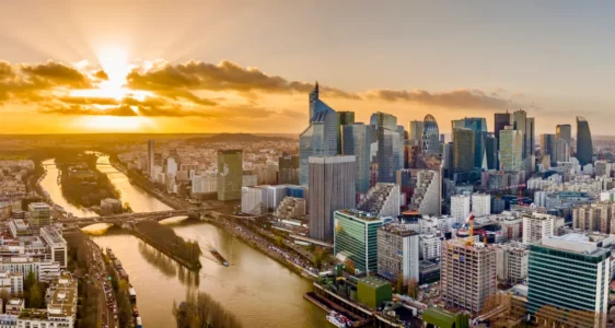 La Défense au coucher du soleil © Adode Stock