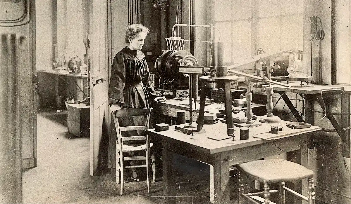 Marie Curie dans son laboratoire de la rue Cuvier © Henri Manuel / Musée Curie (coll. ACJC) 1908