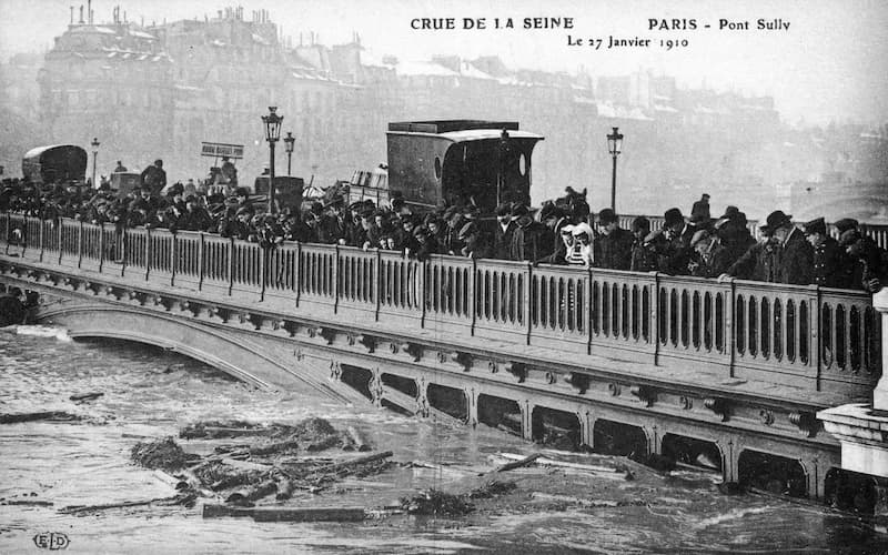 Le pont de Sully lors de la crue de la Seine (1910) © Collection YLI SIPA