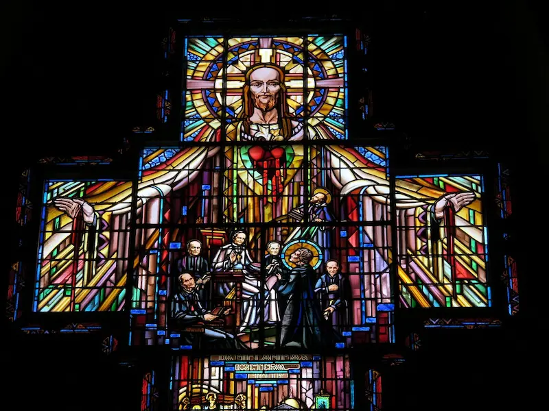 L’un des nombreux vitraux de l’église Art Déco © Flickr