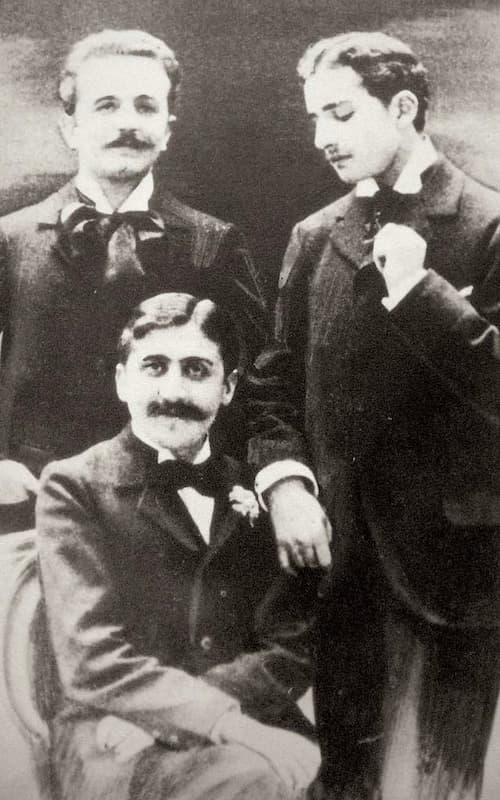 Robert de Flers (gauche), Marcel Proust (centre) et Lucien Daudet (droite) © Domaine public