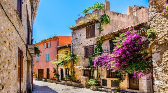 Ruelle du Haut-de-Cagnes - Montmartre de la Côte d'Azur © AdobeStock_dbrnjhrj