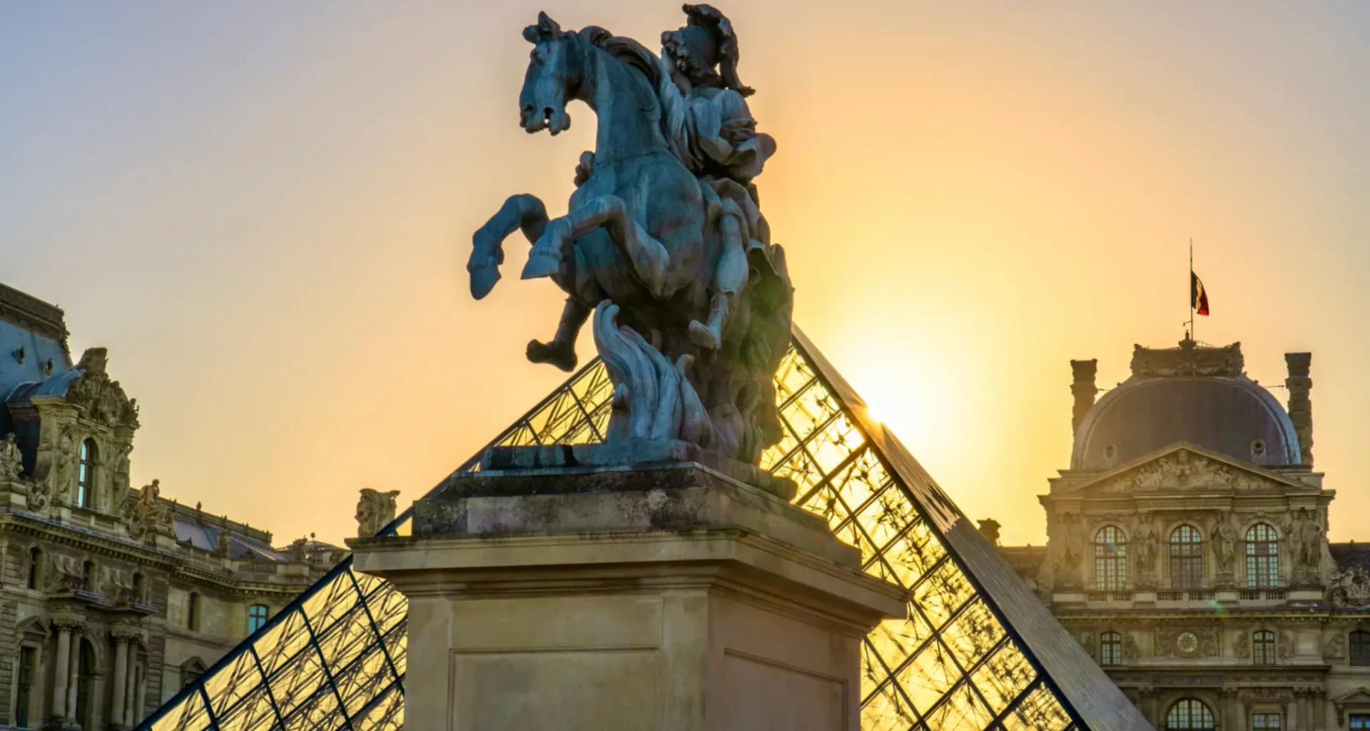 Statue équestre de Louis XIV au Louvre © Adobe Stock