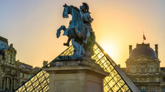 Statue équestre de Louis XIV au Louvre © Adobe Stock