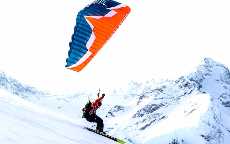 Parapente à ski © Taisa Ivchenko / Adobe Stock