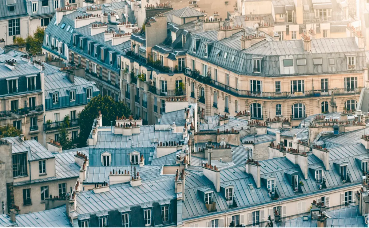 Toits de Paris © Adobe Stock