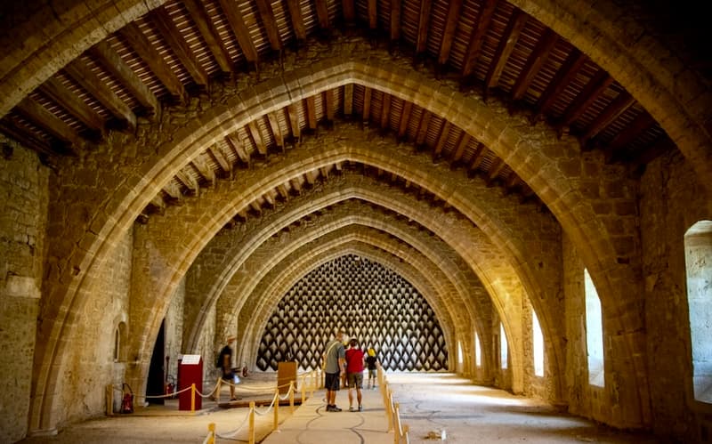 Intérieur de l'abbaye de Lagrasse © Tourisme Corbières Minervois