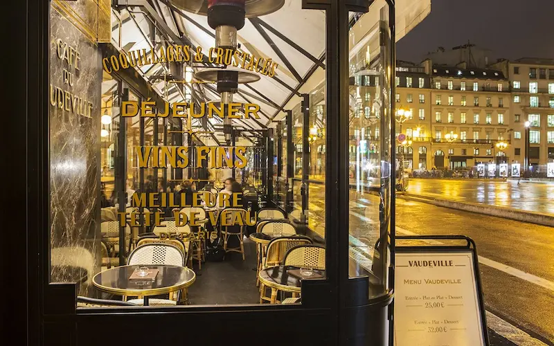 Un emplacement de choix pour admirer la vie parisienne © Brasserie Vaudeville