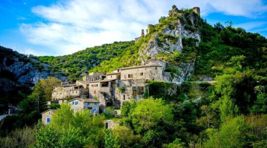 Village perché abandonné de Rochecolombe