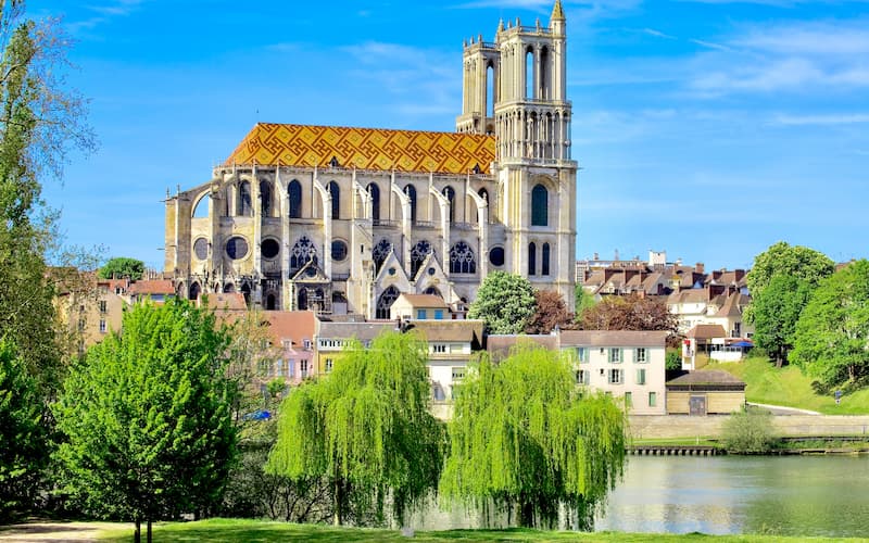 Collégiale Notre-Dame © aterrom / Adobe Stock
