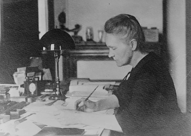 Marie Curie dans son bureau à l'Institut du radium en 1921. © Musée Curie (coll. ACJC).