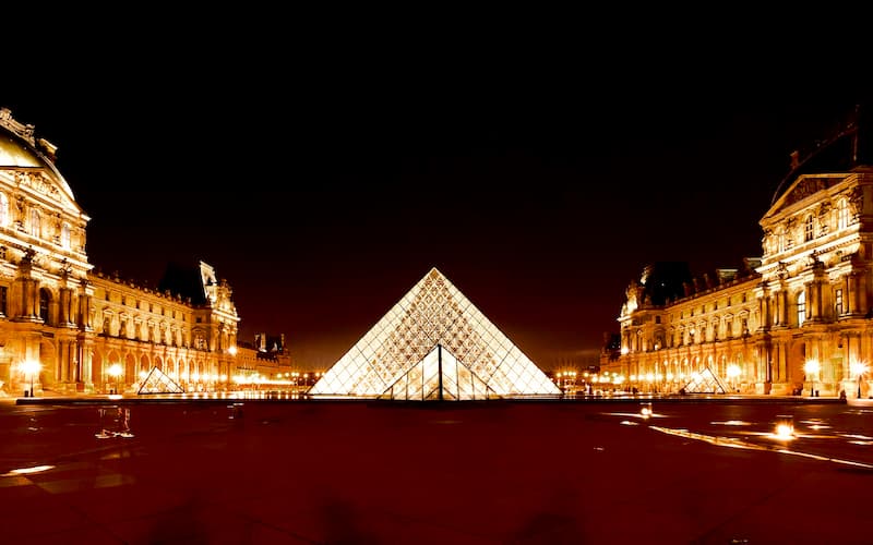 Pyramide du Louvre © vvoe / Adobe Stock