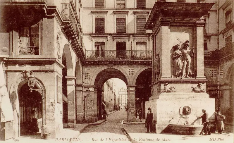 ​​Carte postale vers 1900 intitulée La rue de l'Exposition et la fontaine de Mars © Parimagine