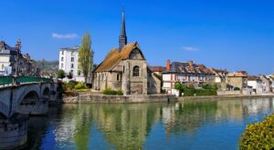 Quartier de l'île d'Yonne et son église Saint-Maurice © Bruno Bleu / Adobe Stock