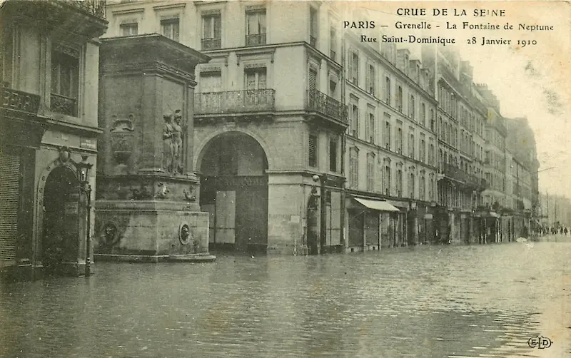 Carte postale représentant la Fontaine de Mars pendant la célèbre crue de 1910 © Ernest Le Deley (E.L.D)