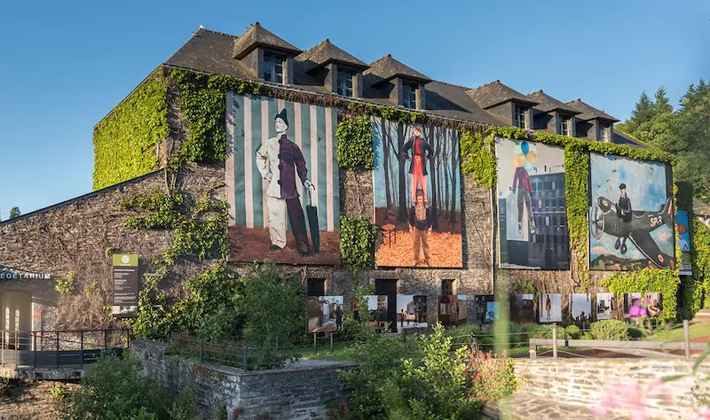 Le Festival Photo, l’une des plus grandes expositions photo à ciel ouvert d’Europe, habille depuis 20 ans les murs, jardins et façades de La Gacilly © Yves Rocher