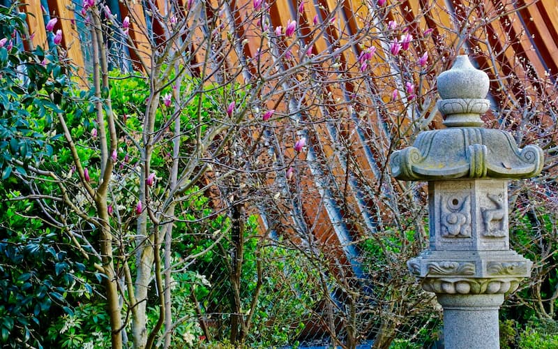 Lanterne dans le jardin japonais d'Ichikawa © Issy-les-Moulineaux 