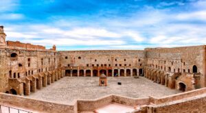 Vue sur la place d'armes de forteresse de Salses © Gerald Villena / Adobe Stock