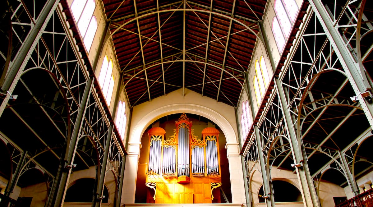La nef et l'orgue de l'église notre-dame-du-travail © AdobeStock_Atlantis