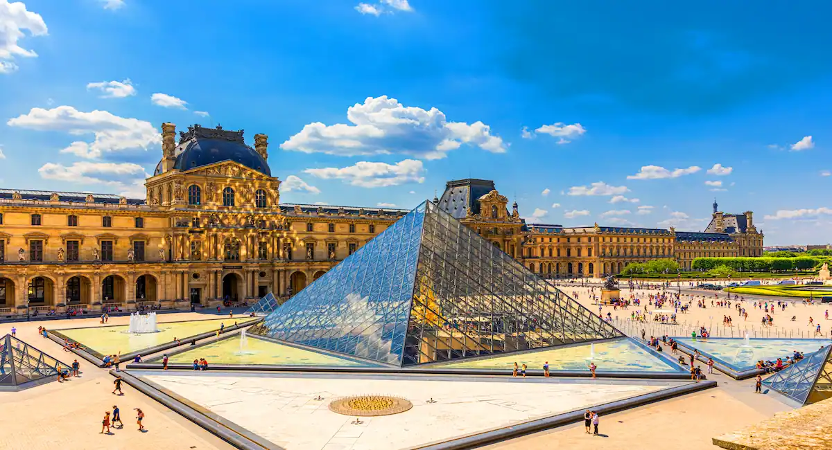 Louvre © Adobe Stock