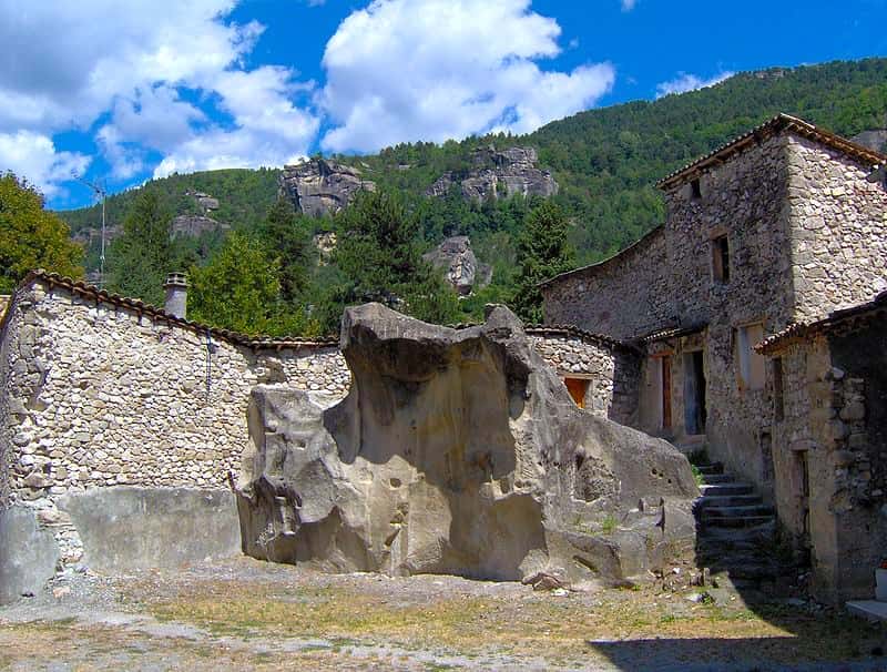 Maisons et blocs de grès dans le village d'Annot © Wikimedia Desdanova