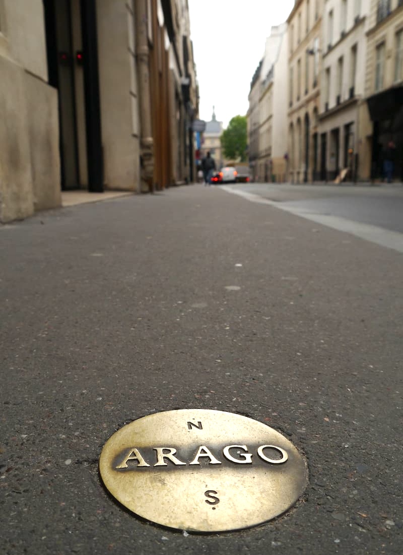 Médaillon Arago rue de Richelieu © Flickr Groume