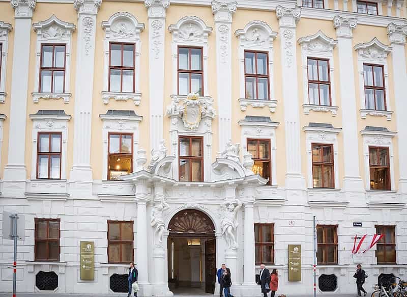 Le Palais Kinsky, où se trouve la maison de vente aux enchères im Kinsky - © Valeri Angelov
