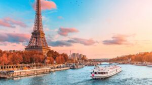 Une croisière près de la tour Eiffel © EdNurg / Adobe Stock