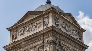 Fontaine des Innocents © dbrnjhrj / Adobe Stock