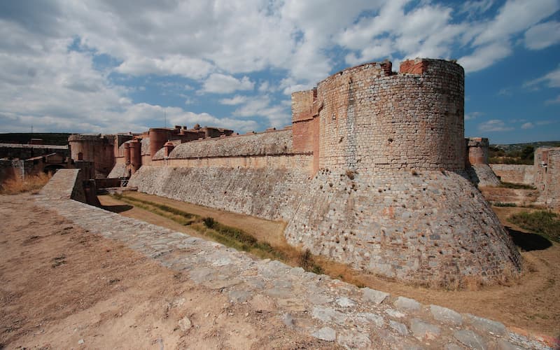 Vue externe de la forteresse de Salses © francescodemarco / Adobe Stock