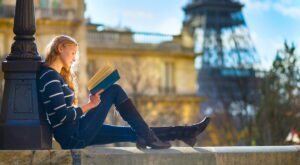 Lire à Paris © Ekaterina Pokrovsky, Adobe Stock