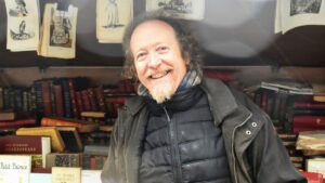 Jérôme Callais devant une boîte de bouquiniste, Paris, 21 février 2024 - © Romane Fraysse