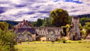 Abbaye de Mortemer © Adobe Stock