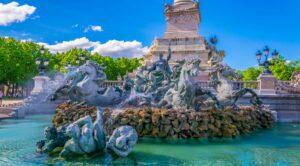 Monument aux Girondins - Place des quinconces à Bordeaux © AdobeStock_dudlajzov