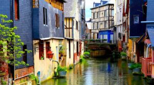 Pont-Audemer en Normandie ©AdobeStock_Elena Skalovskaia