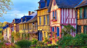 Village de Bec-Hellouin et ses maisons à colombages © AdobeStock_aterrom