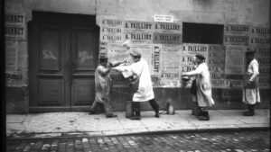Agence Rol, Après-midi, les afficheurs du Comité républicain socialiste anticollectiviste bataillent, 1910 - © Gallica