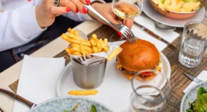 Burger au restaurant © Adobe Stock