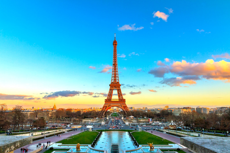 Coucher de soleil sur la tour Eiffel © AdobeStock_dennisvdwater.jpeg