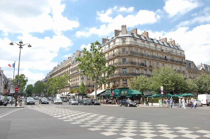 Au croisement du Boulevard Saint-Germain et de la Rue Bonaparte avec le café Les Deux Magots en arrière-plan © Flickr