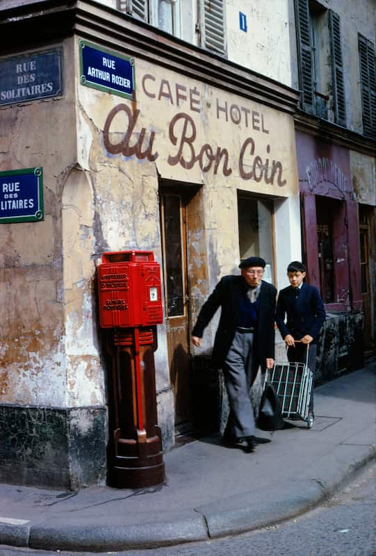 Bistrot à l’angle de la rue des Solitaires et de la rue Arthur-Rozier. Paris (XIXème arr.), 1967.© Léon Claude Vénézia / Roger-Viollet