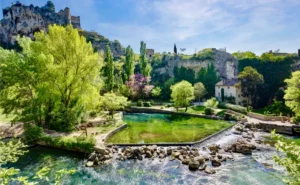 Fontaine de Vaucluse © Adobe Stock
