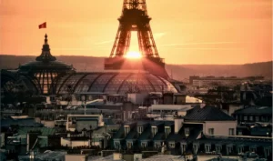 Coucher de soleil sur le Grand Palais et la Tour Eiffel © Adobe Stock