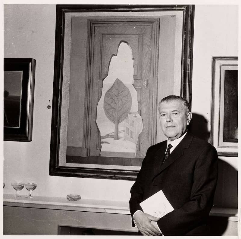 Portrait de René Magritte devant sa toile "La Perspective amoureuse", le 18 octobre 1961