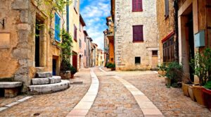 Rue de Mons en Provence ©AdobeStock_ermess