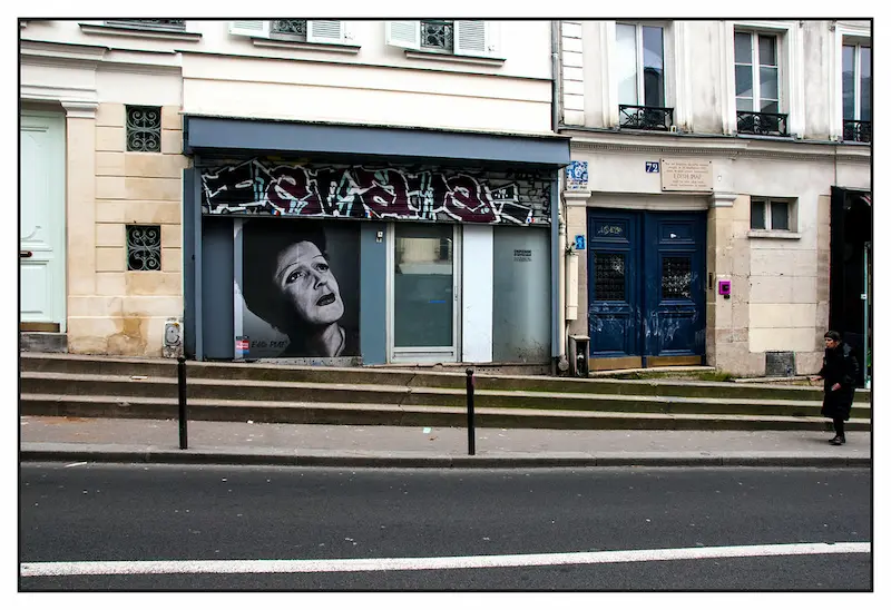 Une rue associée à la Môme Piaf © Flickr