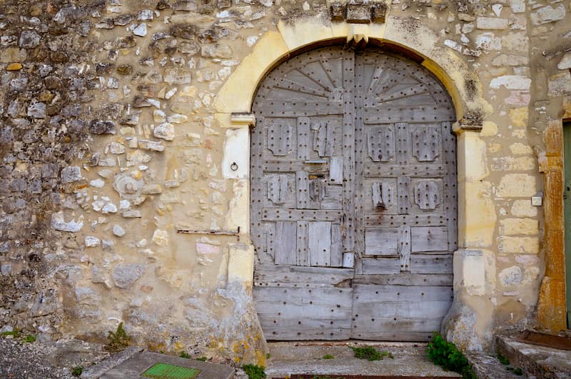 Vieille porte dans le village de Mirmande © Wikimedia Toutaitanous