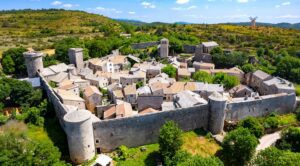 Village fortifié de La Couvertoirade © AdobeStock_Mike Workman