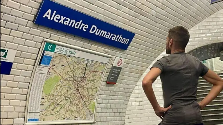Course à pied au programme à la station “Alexandre Dumarathon” © Capture d'écran X Ligne 2 RATP